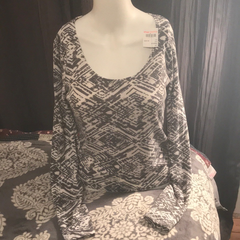 BRAND NEW MUDD size M light weight sweater